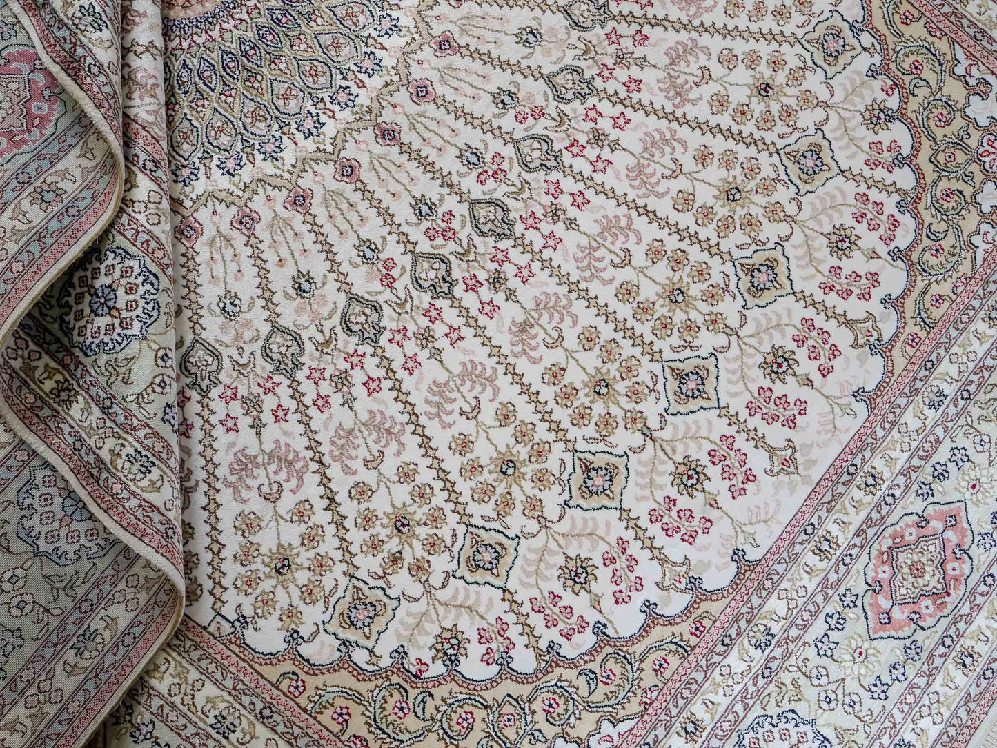 Feiner, handgeknüpfter, chinesischer Nain Orientteppich aus gesponnener Seide mit Nain Design von Khademi, creme, weiß. 267x186 cm. Verkauf durch Jupiter Intl.