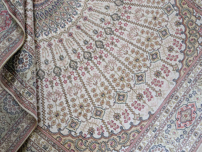 Feiner, handgeknüpfter, chinesischer Nain Orientteppich aus gesponnener Seide mit Nain Design von Khademi, creme, weiß. 267x186 cm. Verkauf durch Jupiter Intl.