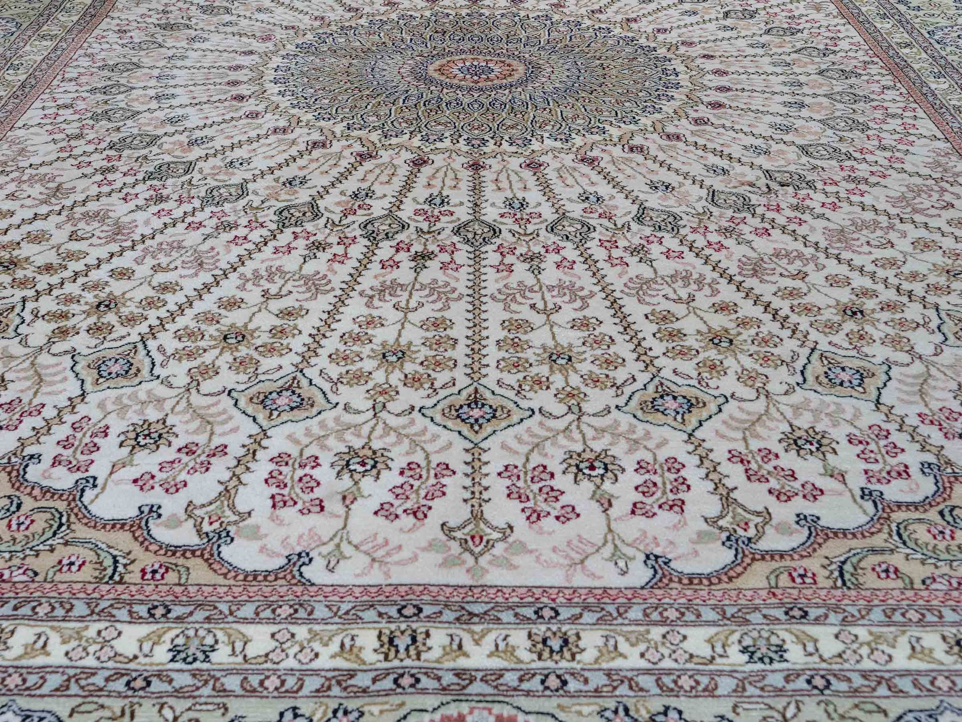 Feiner, handgeknüpfter, chinesischer Nain Orientteppich aus gesponnener Seide mit Nain Design von Khademi, creme, weiß. 267x186 cm. Verkauf durch Jupiter Intl.