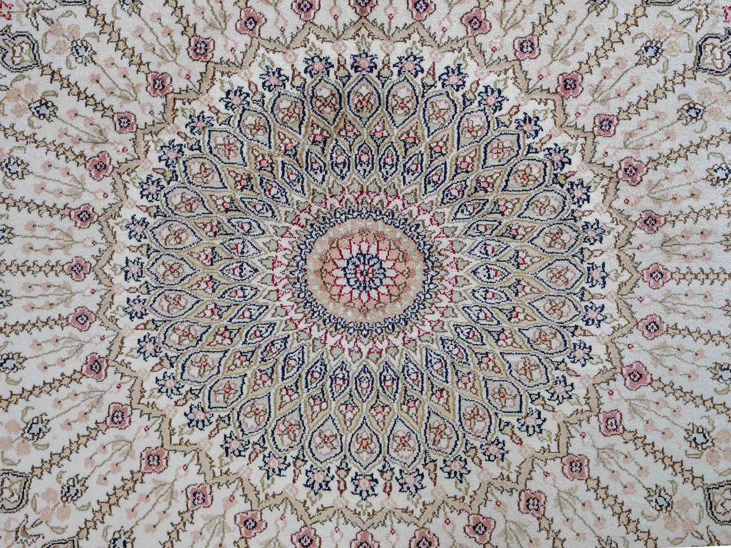 Feiner, handgeknüpfter, chinesischer Nain Orientteppich aus gesponnener Seide mit Nain Design von Khademi, creme, weiß. 267x186 cm. Verkauf durch Jupiter Intl.