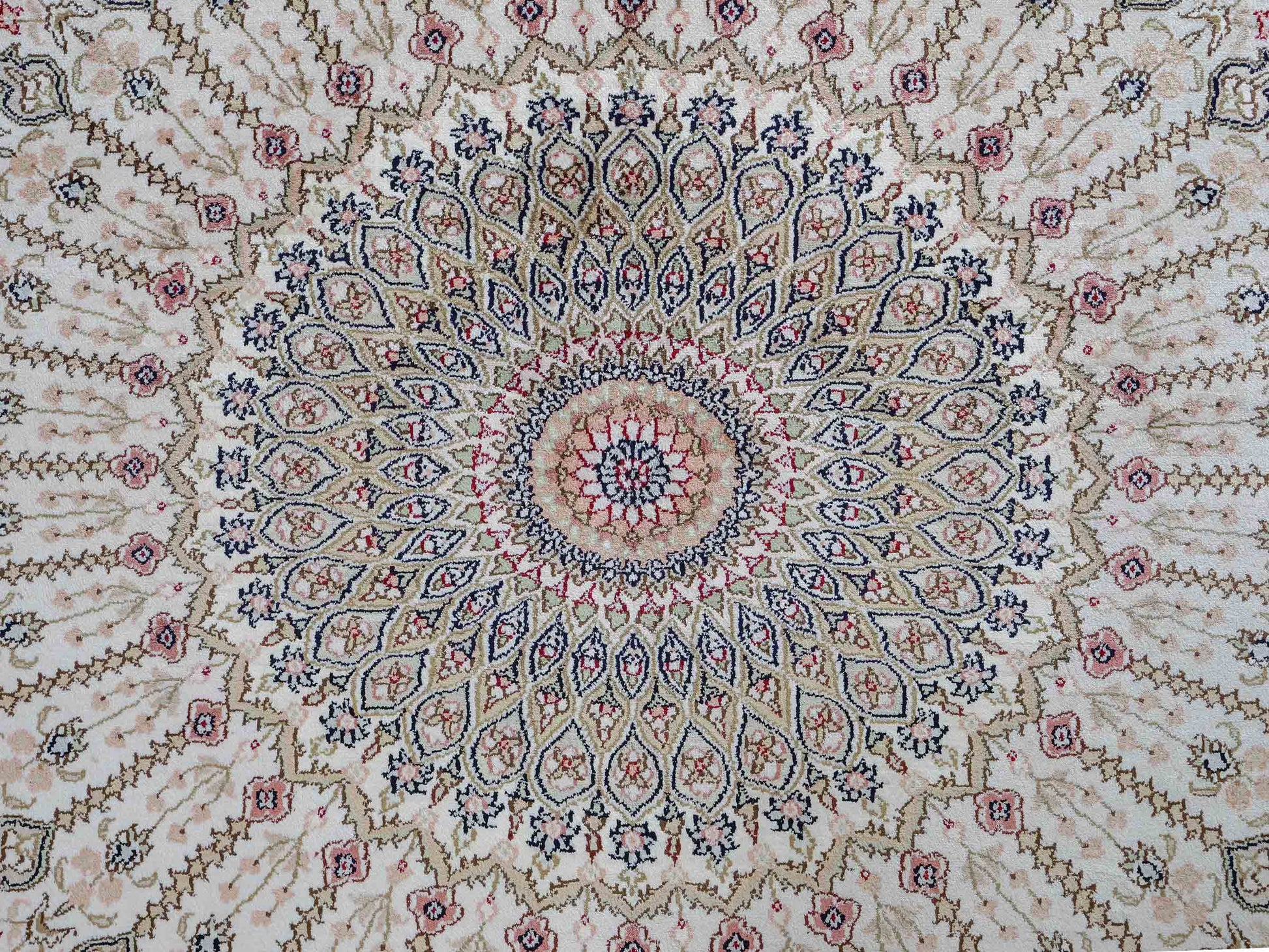 Feiner, handgeknüpfter, chinesischer Nain Orientteppich aus gesponnener Seide mit Nain Design von Khademi, creme, weiß. 267x186 cm. Verkauf durch Jupiter Intl.