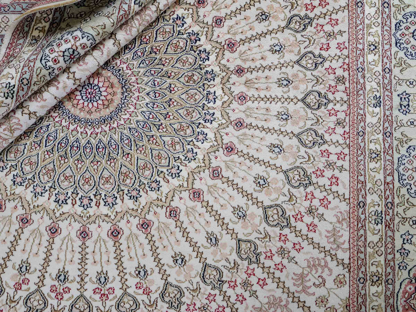 Feiner, handgeknüpfter, chinesischer Nain Orientteppich aus gesponnener Seide mit Nain Design von Khademi, creme, weiß. 267x186 cm. Verkauf durch Jupiter Intl.