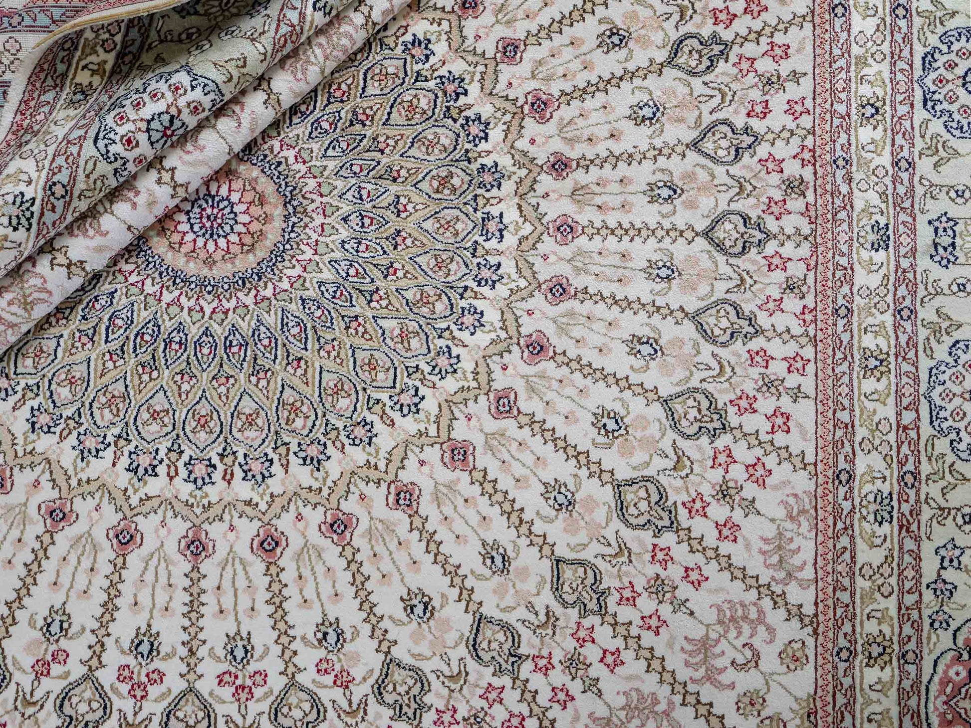 Feiner, handgeknüpfter, chinesischer Nain Orientteppich aus gesponnener Seide mit Nain Design von Khademi, creme, weiß. 267x186 cm. Verkauf durch Jupiter Intl.