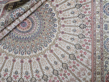 Feiner, handgeknüpfter, chinesischer Nain Orientteppich aus gesponnener Seide mit Nain Design von Khademi, creme, weiß. 267x186 cm. Verkauf durch Jupiter Intl.