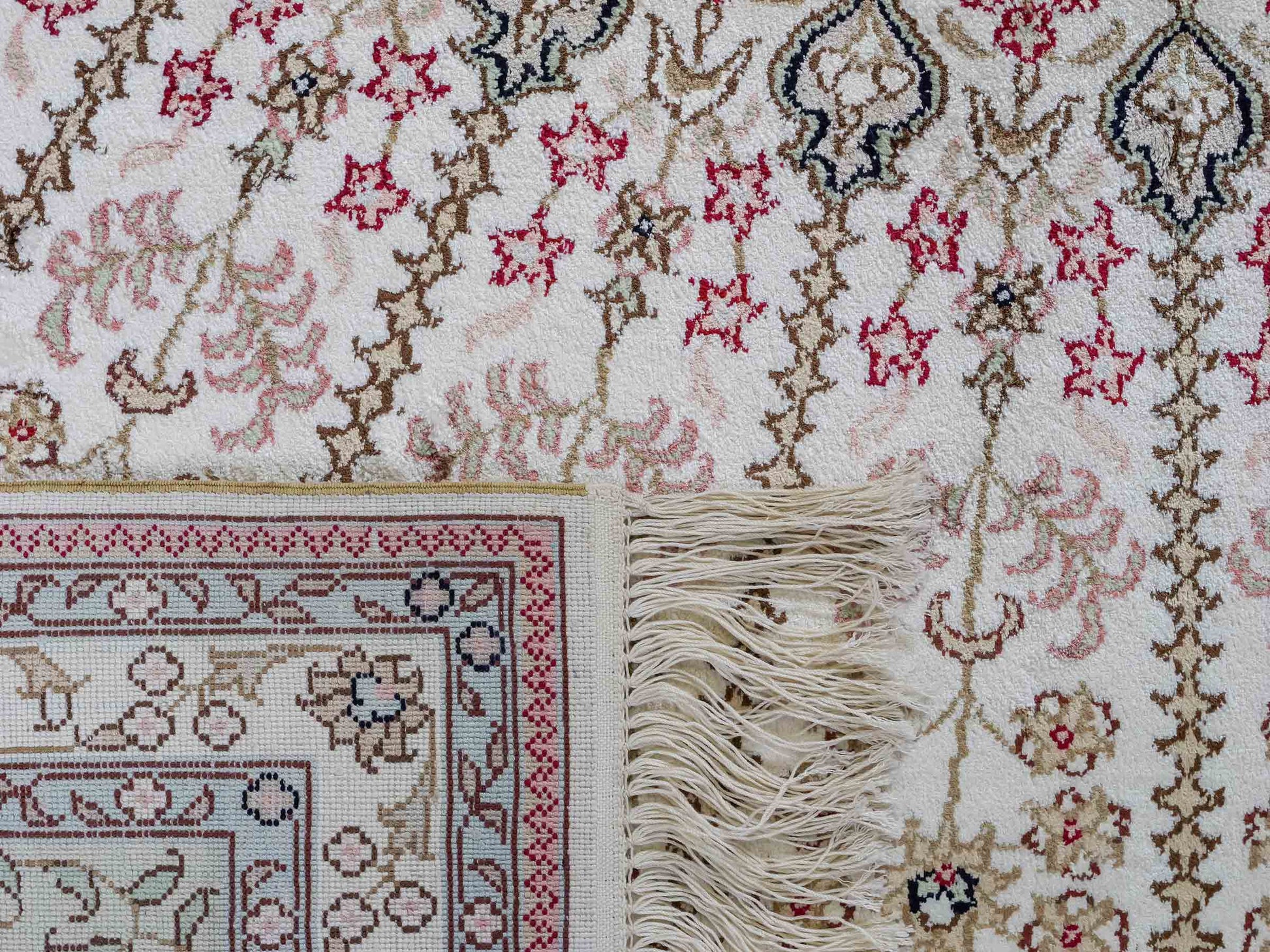 Feiner, handgeknüpfter, chinesischer Nain Orientteppich aus gesponnener Seide mit Nain Design von Khademi, creme, weiß. 267x186 cm. Verkauf durch Jupiter Intl.