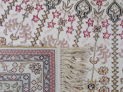 Feiner, handgeknüpfter, chinesischer Nain Orientteppich aus gesponnener Seide mit Nain Design von Khademi, creme, weiß. 267x186 cm. Verkauf durch Jupiter Intl.