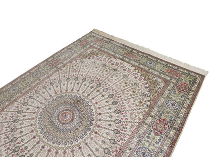 Feiner, handgeknüpfter, chinesischer Nain Orientteppich aus gesponnener Seide mit Nain Design von Khademi, creme, weiß. 267x186 cm. Verkauf durch Jupiter Intl.