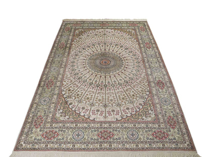 Feiner, handgeknüpfter, chinesischer Nain Orientteppich aus gesponnener Seide mit Nain Design von Khademi, creme, weiß. 267x186 cm. Verkauf durch Jupiter Intl.