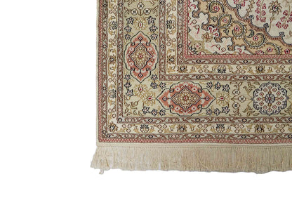 Feiner, handgeknüpfter, chinesischer Nain Orientteppich aus gesponnener Seide mit Nain Design von Khademi, creme, weiß. 267x186 cm. Verkauf durch Jupiter Intl.