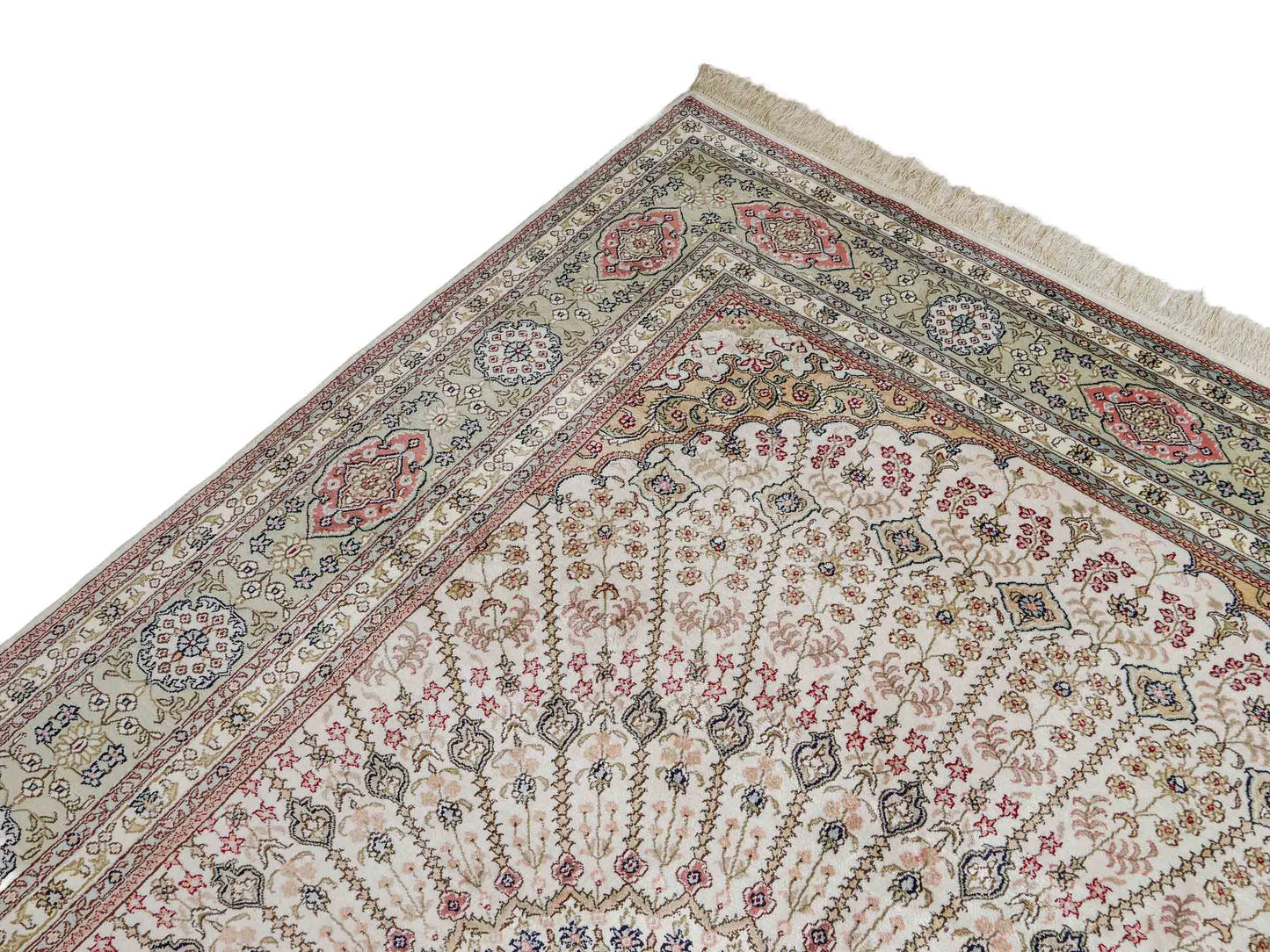 Feiner, handgeknüpfter, chinesischer Nain Orientteppich aus gesponnener Seide mit Nain Design von Khademi, creme, weiß. 267x186 cm. Verkauf durch Jupiter Intl.