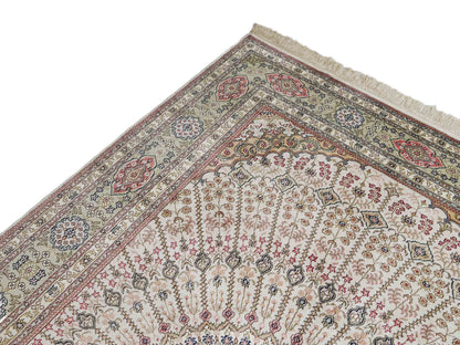 Feiner, handgeknüpfter, chinesischer Nain Orientteppich aus gesponnener Seide mit Nain Design von Khademi, creme, weiß. 267x186 cm. Verkauf durch Jupiter Intl.