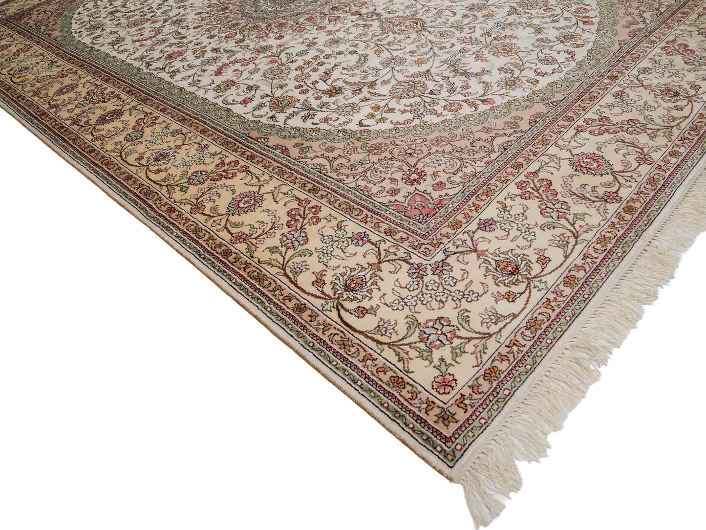 Feiner, handgeknüpfter, chinesischer Nain Orientteppich aus gesponnener Seide mit Medaillon-Design von Khademi, creme, weiß. 278x185 cm. Verkauf durch Jupiter Intl.