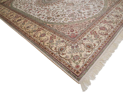 Feiner, handgeknüpfter, chinesischer Nain Orientteppich aus gesponnener Seide mit Medaillon-Design von Khademi, creme, weiß. 278x185 cm. Verkauf durch Jupiter Intl.