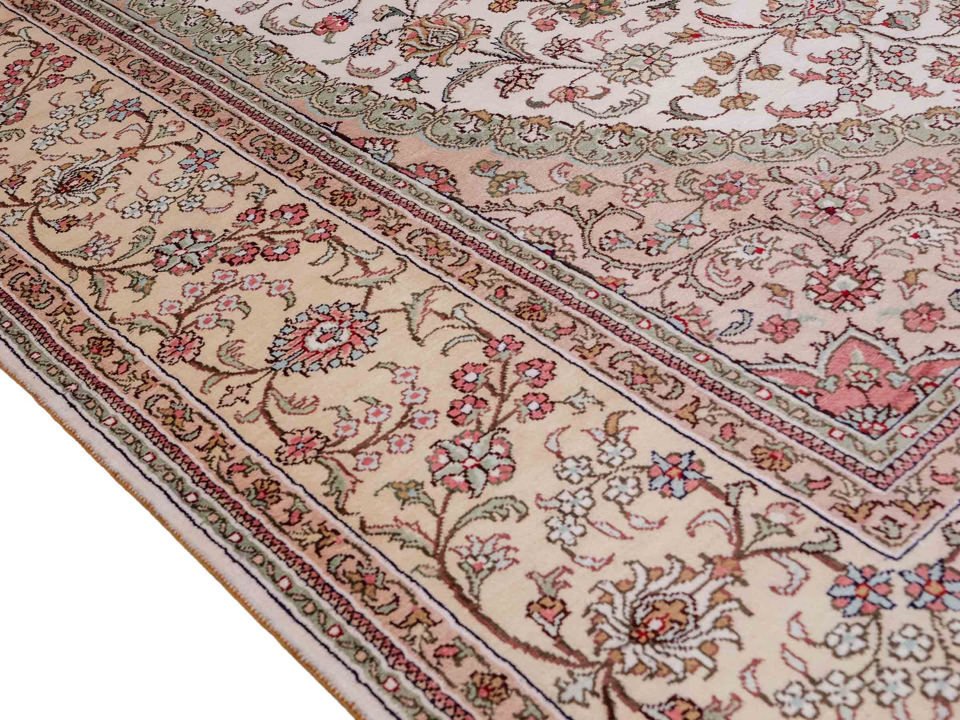 Feiner, handgeknüpfter, chinesischer Nain Orientteppich aus gesponnener Seide mit Medaillon-Design von Khademi, creme, weiß. 278x185 cm. Verkauf durch Jupiter Intl.