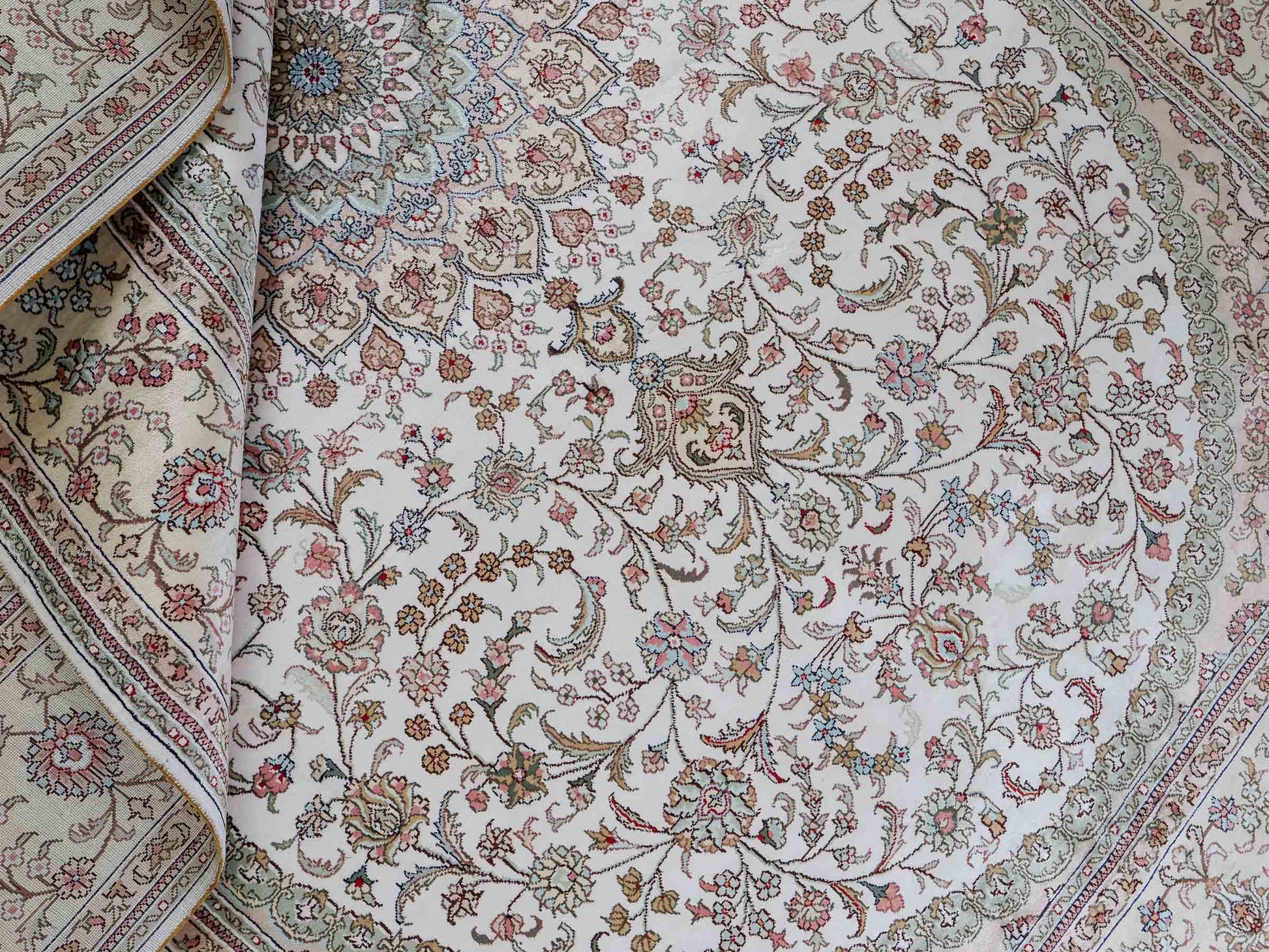 Feiner, handgeknüpfter, chinesischer Nain Orientteppich aus gesponnener Seide mit Medaillon-Design von Khademi, creme, weiß. 278x185 cm. Verkauf durch Jupiter Intl.