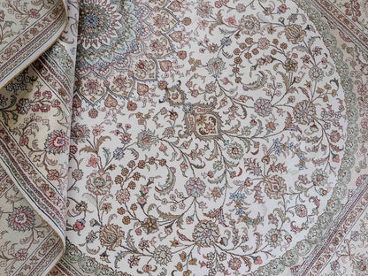 Feiner, handgeknüpfter, chinesischer Nain Orientteppich aus gesponnener Seide mit Medaillon-Design von Khademi, creme, weiß. 278x185 cm. Verkauf durch Jupiter Intl.