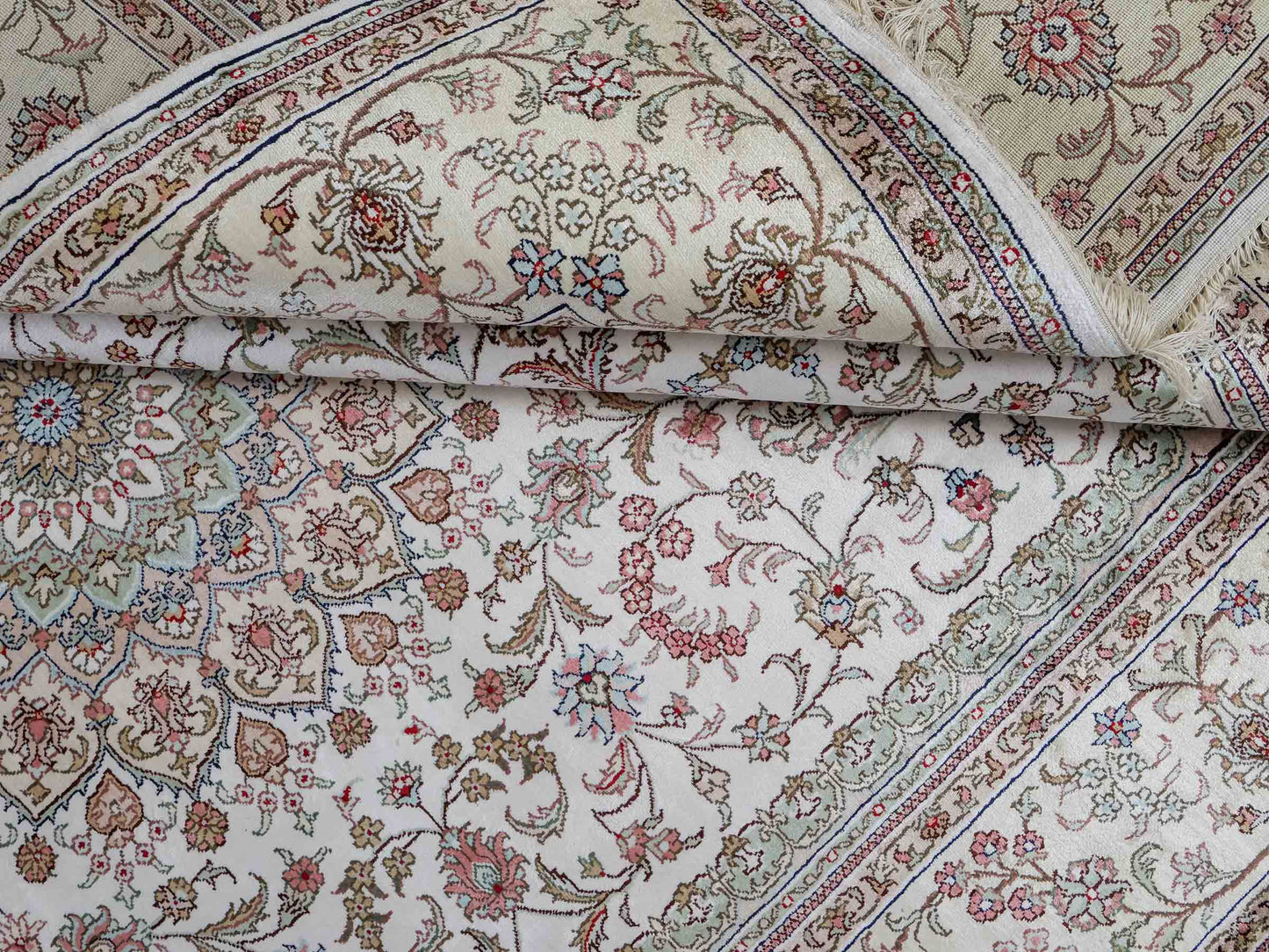 Feiner, handgeknüpfter, chinesischer Nain Orientteppich aus gesponnener Seide mit Medaillon-Design von Khademi, creme, weiß. 278x185 cm. Verkauf durch Jupiter Intl.