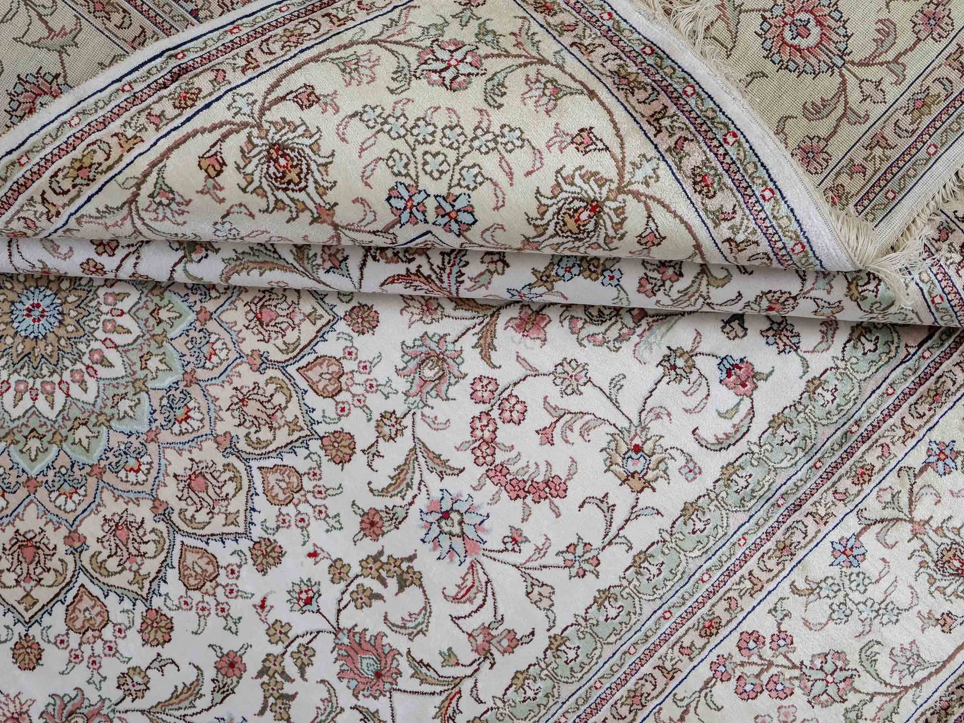 Feiner, handgeknüpfter, chinesischer Nain Orientteppich aus gesponnener Seide mit Medaillon-Design von Khademi, creme, weiß. 278x185 cm. Verkauf durch Jupiter Intl.