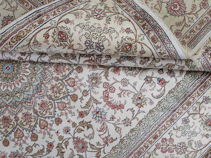 Feiner, handgeknüpfter, chinesischer Nain Orientteppich aus gesponnener Seide mit Medaillon-Design von Khademi, creme, weiß. 278x185 cm. Verkauf durch Jupiter Intl.