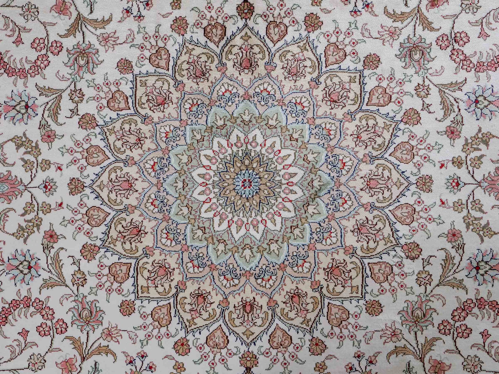 Feiner, handgeknüpfter, chinesischer Nain Orientteppich aus gesponnener Seide mit Medaillon-Design von Khademi, creme, weiß. 278x185 cm. Verkauf durch Jupiter Intl.