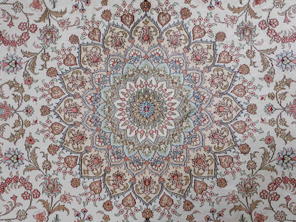 Feiner, handgeknüpfter, chinesischer Nain Orientteppich aus gesponnener Seide mit Medaillon-Design von Khademi, creme, weiß. 278x185 cm. Verkauf durch Jupiter Intl.