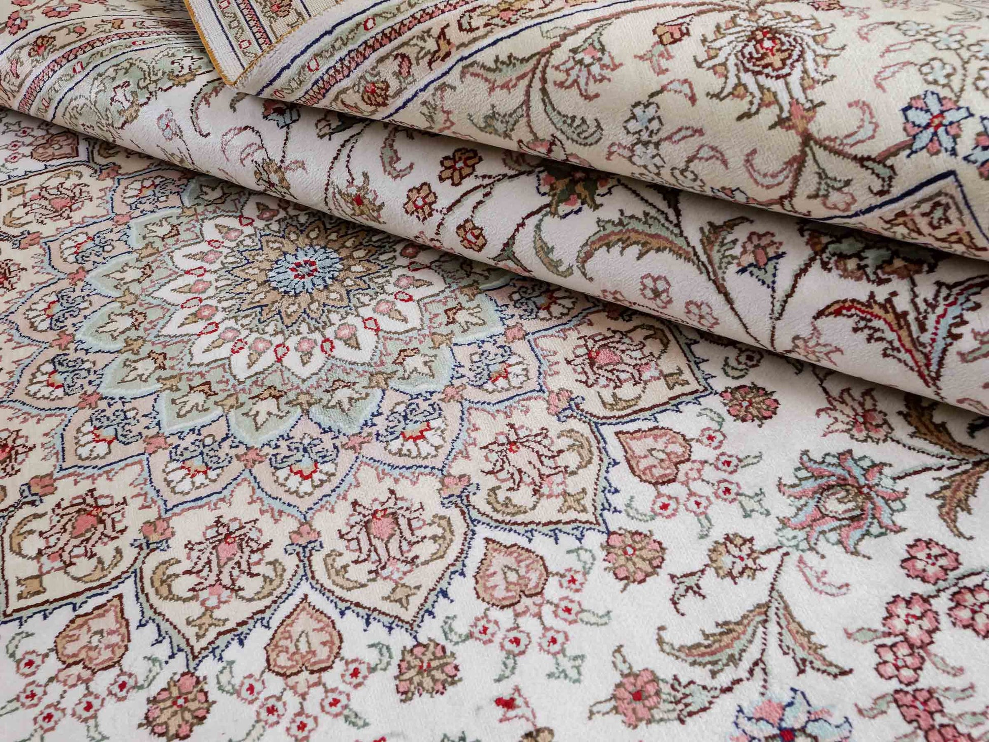 Feiner, handgeknüpfter, chinesischer Nain Orientteppich aus gesponnener Seide mit Medaillon-Design von Khademi, creme, weiß. 278x185 cm. Verkauf durch Jupiter Intl.