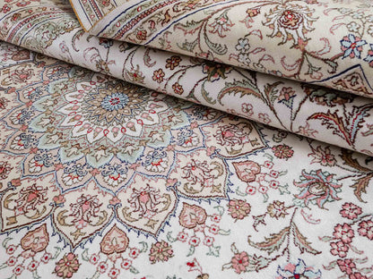 Feiner, handgeknüpfter, chinesischer Nain Orientteppich aus gesponnener Seide mit Medaillon-Design von Khademi, creme, weiß. 278x185 cm. Verkauf durch Jupiter Intl.