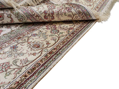 Feiner, handgeknüpfter, chinesischer Nain Orientteppich aus gesponnener Seide mit Medaillon-Design von Khademi, creme, weiß. 278x185 cm. Verkauf durch Jupiter Intl.