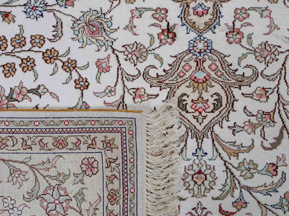 Feiner, handgeknüpfter, chinesischer Nain Orientteppich aus gesponnener Seide mit Medaillon-Design von Khademi, creme, weiß. 278x185 cm. Verkauf durch Jupiter Intl.