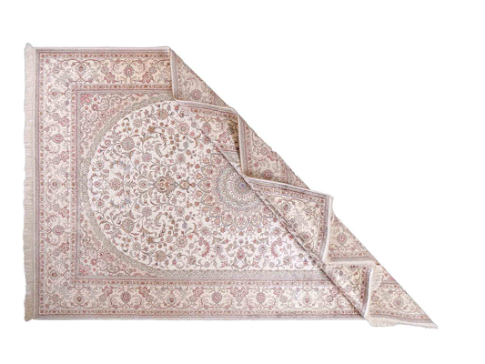 Feiner, handgeknüpfter, chinesischer Nain Orientteppich aus gesponnener Seide mit Medaillon-Design von Khademi, creme, weiß. 278x185 cm. Verkauf durch Jupiter Intl.