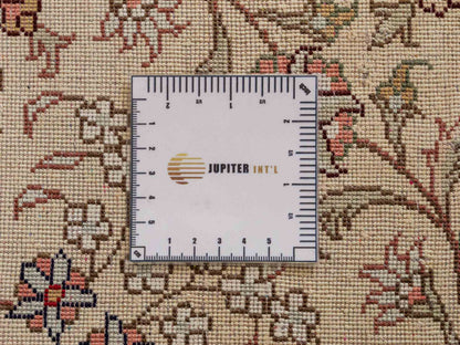 Feiner, handgeknüpfter, chinesischer Nain Orientteppich aus gesponnener Seide mit Medaillon-Design von Khademi, creme, weiß. 278x185 cm. Verkauf durch Jupiter Intl.