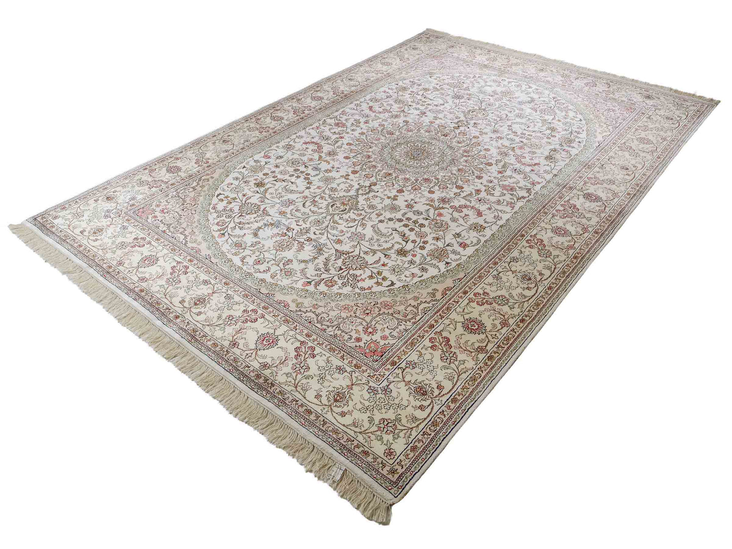 Feiner, handgeknüpfter, chinesischer Nain Orientteppich aus gesponnener Seide mit Medaillon-Design von Khademi, creme, weiß. 278x185 cm. Verkauf durch Jupiter Intl.