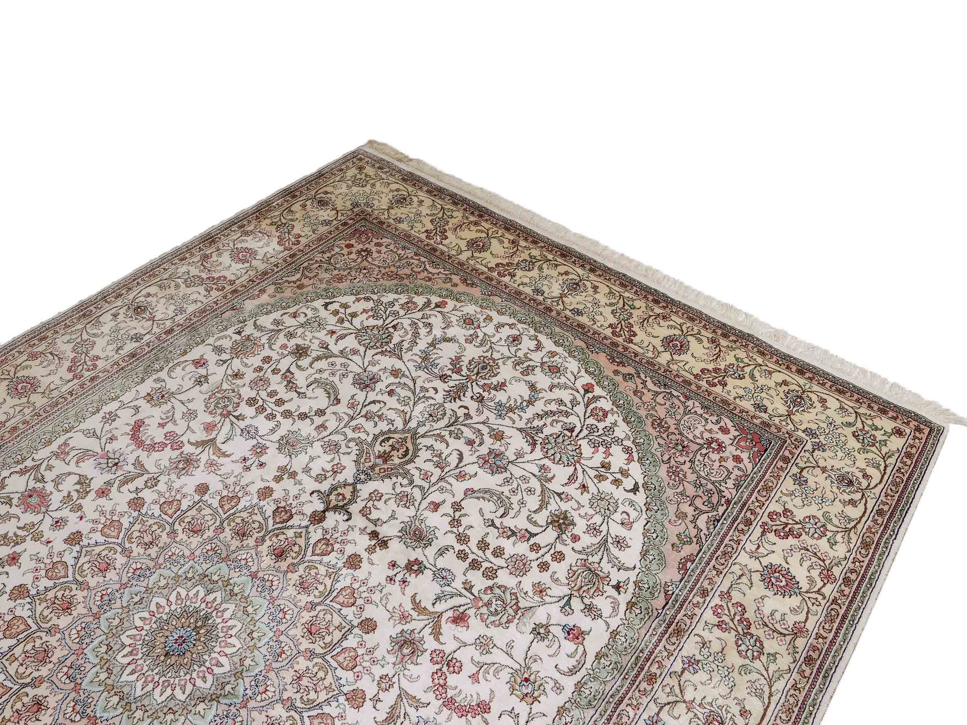 Feiner, handgeknüpfter, chinesischer Nain Orientteppich aus gesponnener Seide mit Medaillon-Design von Khademi, creme, weiß. 278x185 cm. Verkauf durch Jupiter Intl.