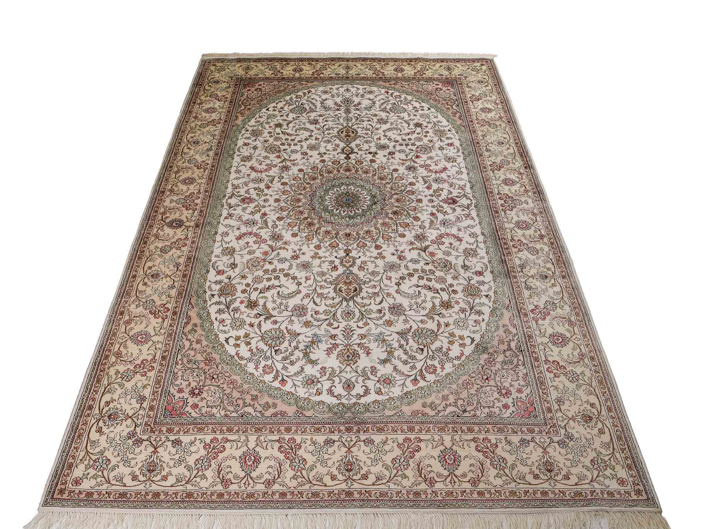 Feiner, handgeknüpfter, chinesischer Nain Orientteppich aus gesponnener Seide mit Medaillon-Design von Khademi, creme, weiß. 278x185 cm. Verkauf durch Jupiter Intl.