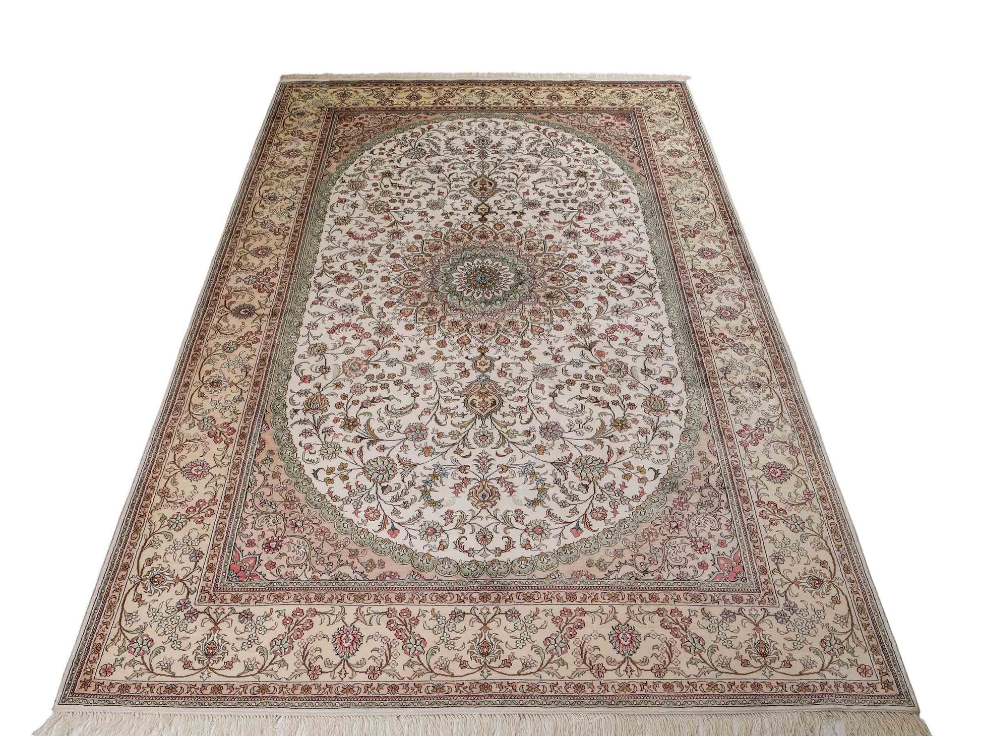 Feiner, handgeknüpfter, chinesischer Nain Orientteppich aus gesponnener Seide mit Medaillon-Design von Khademi, creme, weiß. 278x185 cm. Verkauf durch Jupiter Intl.