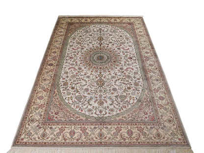 Feiner, handgeknüpfter, chinesischer Nain Orientteppich aus gesponnener Seide mit Medaillon-Design von Khademi, creme, weiß. 278x185 cm. Verkauf durch Jupiter Intl.