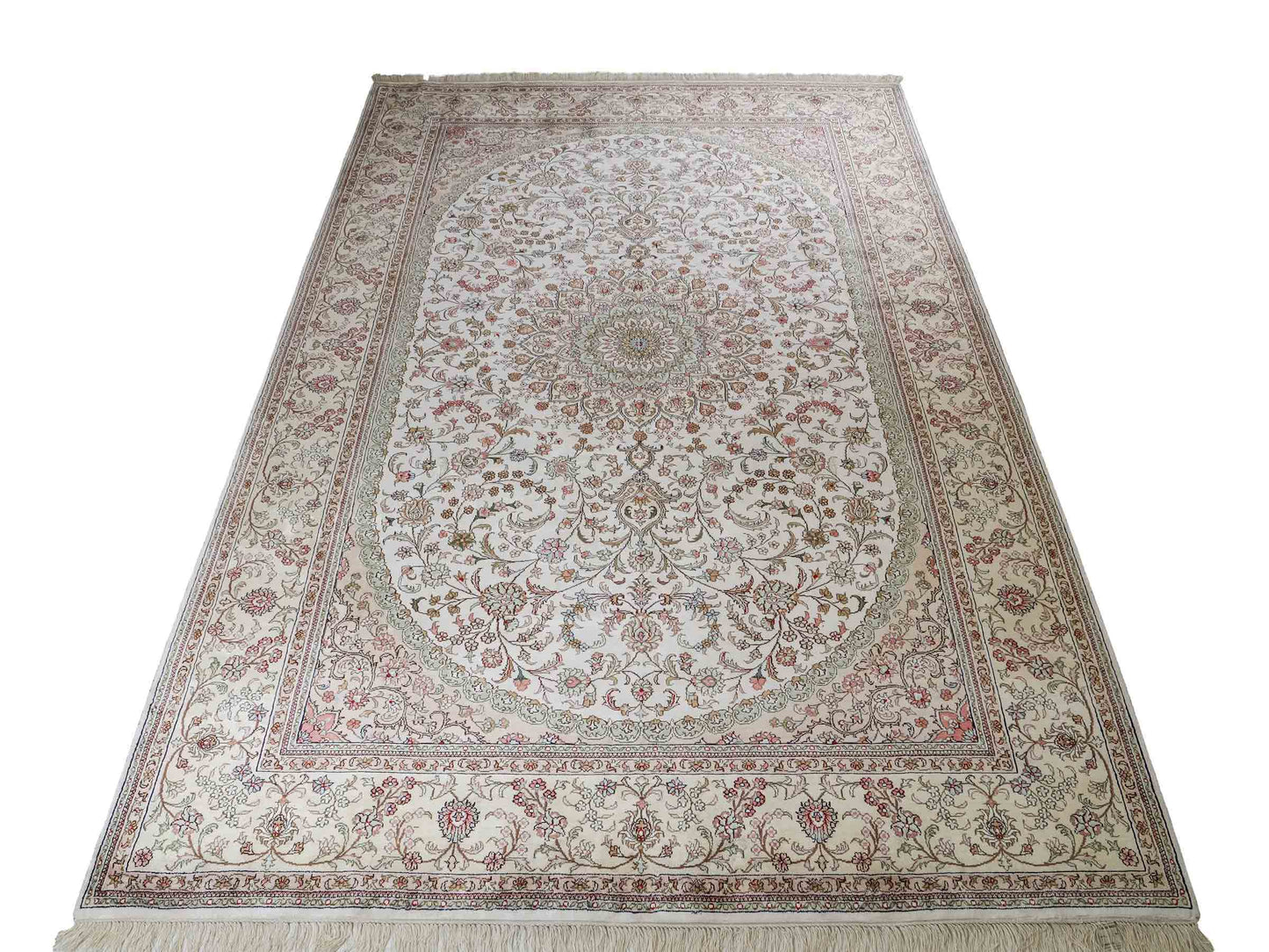 Feiner, handgeknüpfter, chinesischer Nain Orientteppich aus gesponnener Seide mit Medaillon-Design von Khademi, creme, weiß. 278x185 cm. Verkauf durch Jupiter Intl.