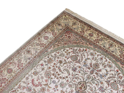 Feiner, handgeknüpfter, chinesischer Nain Orientteppich aus gesponnener Seide mit Medaillon-Design von Khademi, creme, weiß. 278x185 cm. Verkauf durch Jupiter Intl.