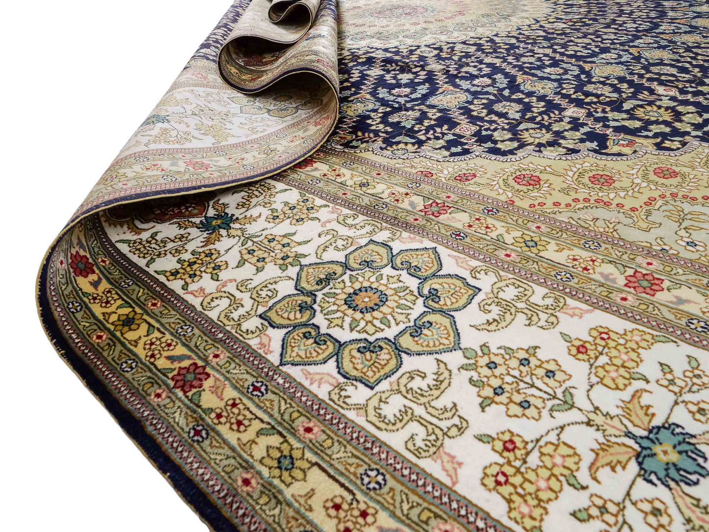 Feiner, handgeknüpfter, chinesischer Nain Orientteppich aus gesponnener Seide mit Medaillon-Design von Khademi, blau, creme, weiß. 356x274 cm. Verkauf durch Jupiter Intl.