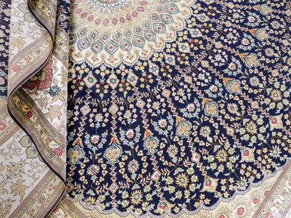 Feiner, handgeknüpfter, chinesischer Nain Orientteppich aus gesponnener Seide mit Medaillon-Design von Khademi, blau, creme, weiß. 356x274 cm. Verkauf durch Jupiter Intl.