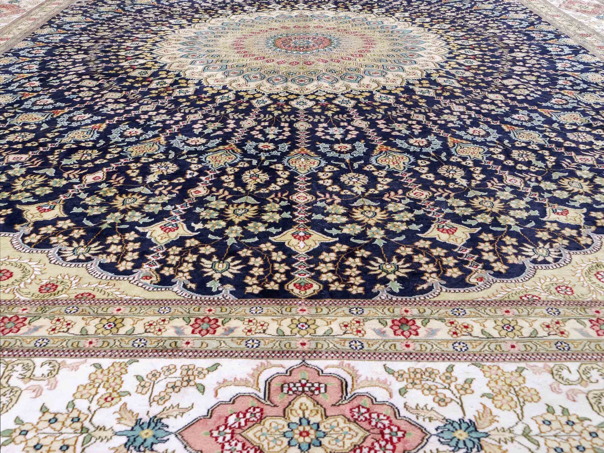 Feiner, handgeknüpfter, chinesischer Nain Orientteppich aus gesponnener Seide mit Medaillon-Design von Khademi, blau, creme, weiß. 356x274 cm. Verkauf durch Jupiter Intl.