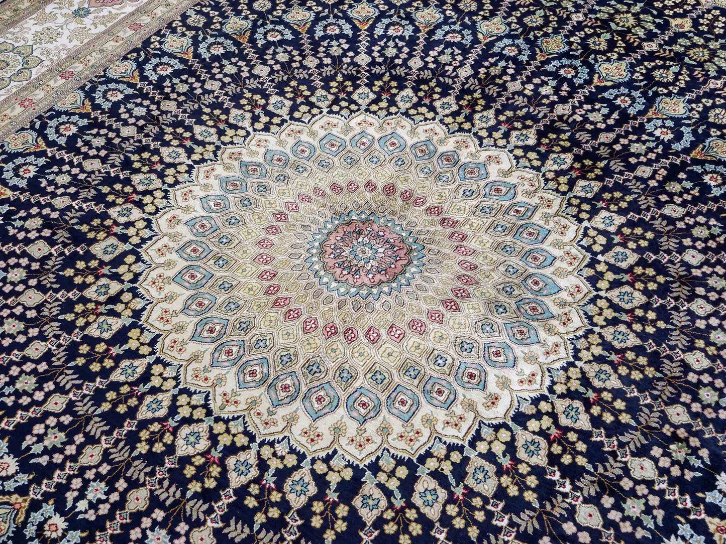 Feiner, handgeknüpfter, chinesischer Nain Orientteppich aus gesponnener Seide mit Medaillon-Design von Khademi, blau, creme, weiß. 356x274 cm. Verkauf durch Jupiter Intl.