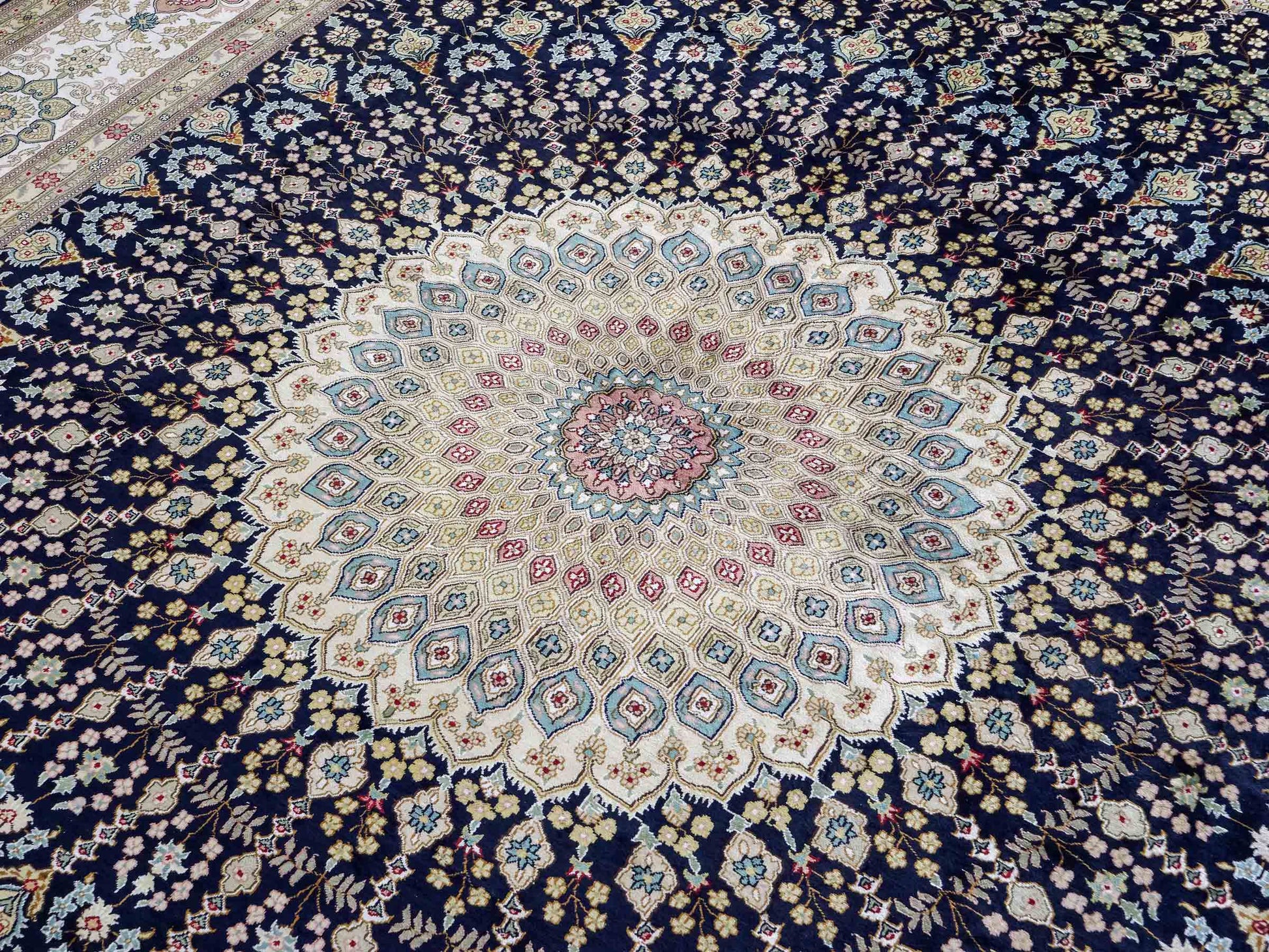 Feiner, handgeknüpfter, chinesischer Nain Orientteppich aus gesponnener Seide mit Medaillon-Design von Khademi, blau, creme, weiß. 356x274 cm. Verkauf durch Jupiter Intl.