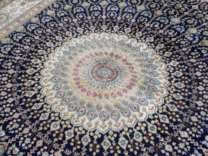 Feiner, handgeknüpfter, chinesischer Nain Orientteppich aus gesponnener Seide mit Medaillon-Design von Khademi, blau, creme, weiß. 356x274 cm. Verkauf durch Jupiter Intl.