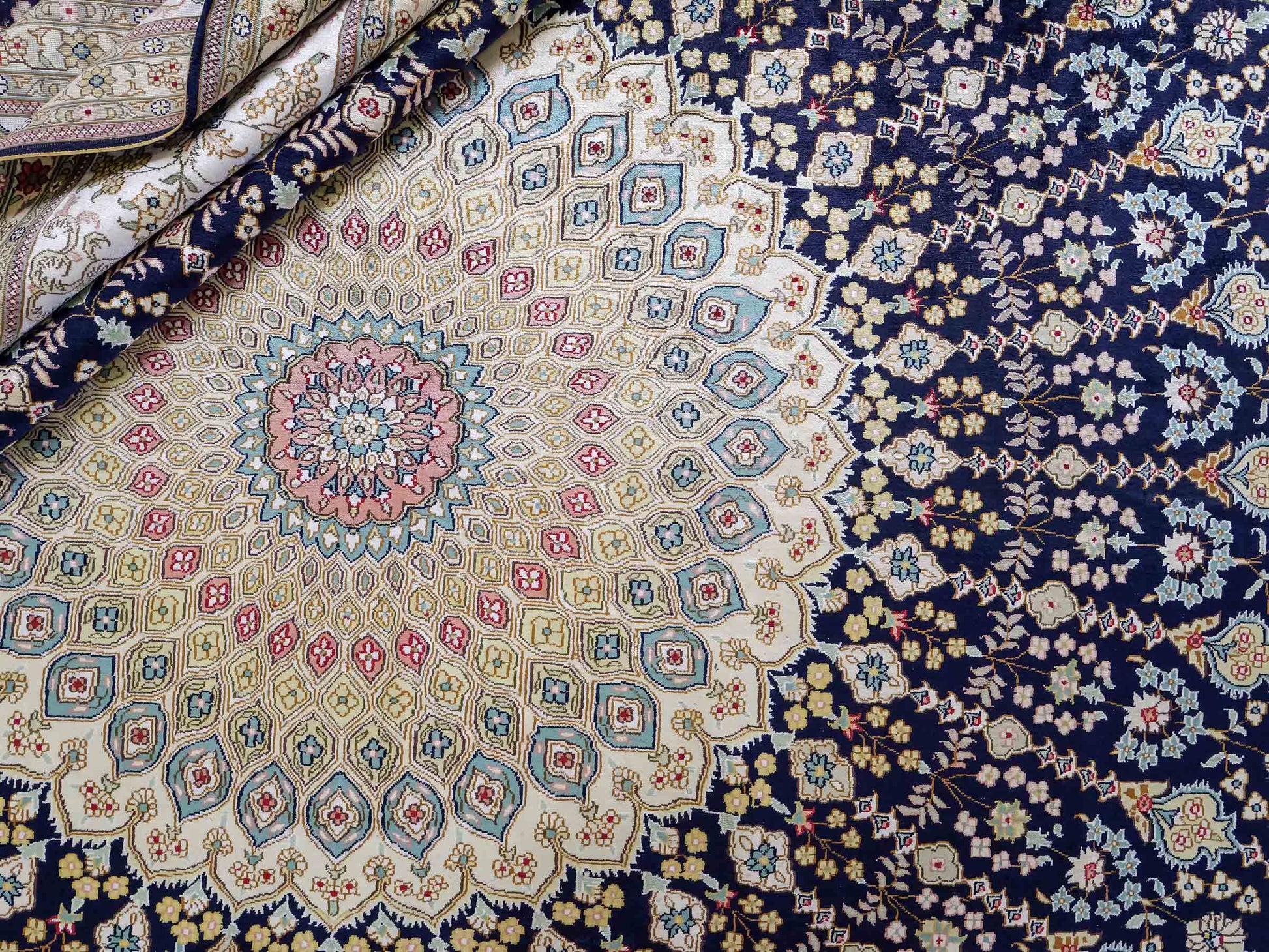 Feiner, handgeknüpfter, chinesischer Nain Orientteppich aus gesponnener Seide mit Medaillon-Design von Khademi, blau, creme, weiß. 356x274 cm. Verkauf durch Jupiter Intl.