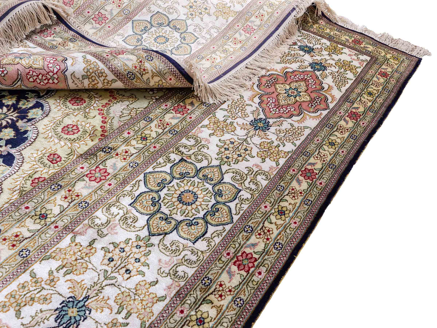 Feiner, handgeknüpfter, chinesischer Nain Orientteppich aus gesponnener Seide mit Medaillon-Design von Khademi, blau, creme, weiß. 356x274 cm. Verkauf durch Jupiter Intl.