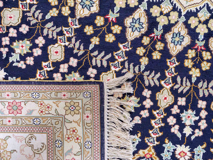 Feiner, handgeknüpfter, chinesischer Nain Orientteppich aus gesponnener Seide mit Medaillon-Design von Khademi, blau, creme, weiß. 356x274 cm. Verkauf durch Jupiter Intl.