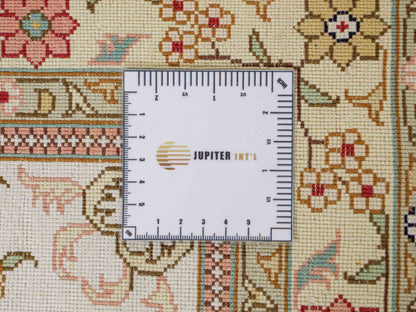 Feiner, handgeknüpfter, chinesischer Nain Orientteppich aus gesponnener Seide mit Medaillon-Design von Khademi, blau, creme, weiß. 356x274 cm. Verkauf durch Jupiter Intl.