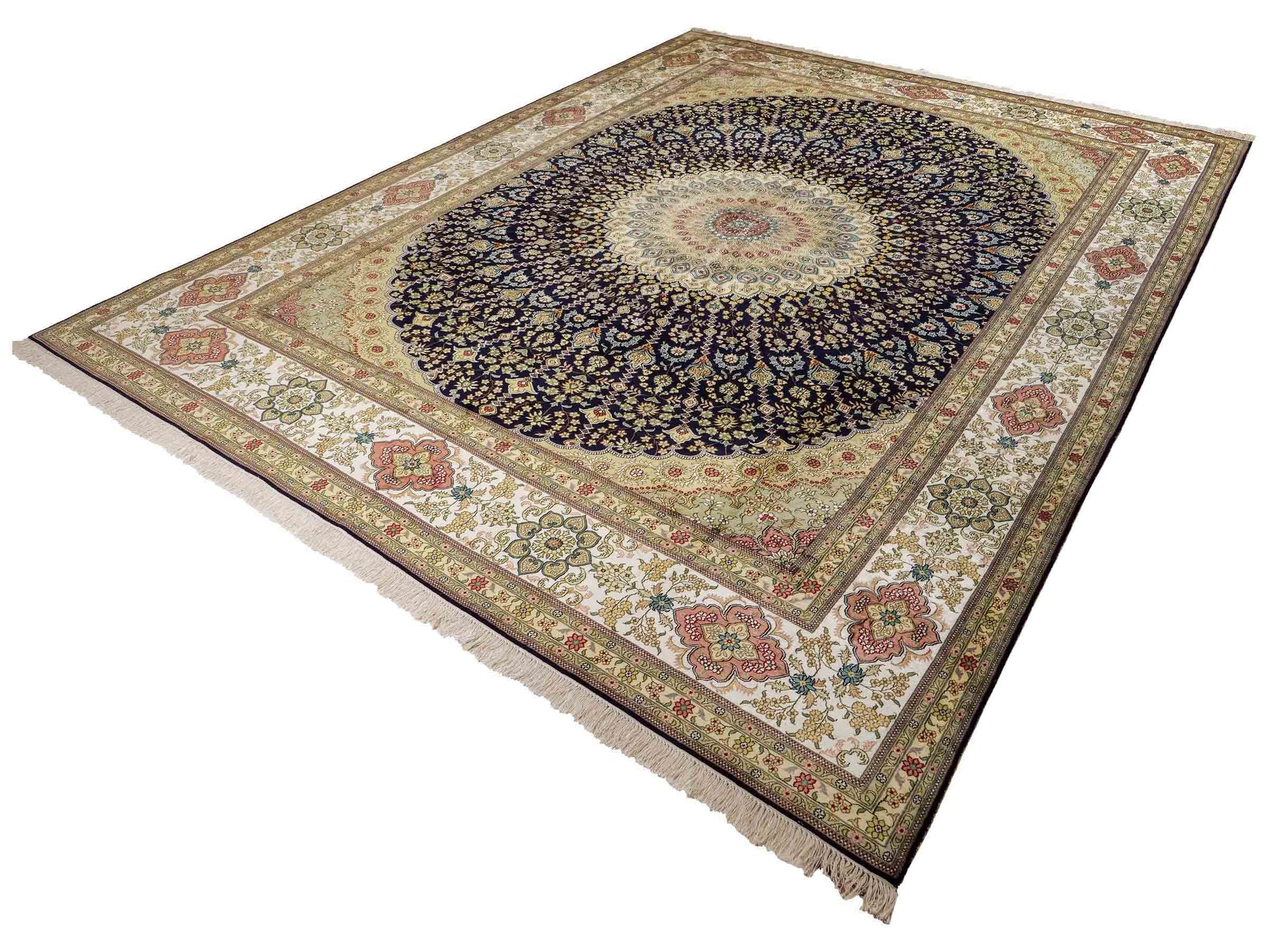 Feiner, handgeknüpfter, chinesischer Nain Orientteppich aus gesponnener Seide mit Medaillon-Design von Khademi, blau, creme, weiß. 356x274 cm. Verkauf durch Jupiter Intl.