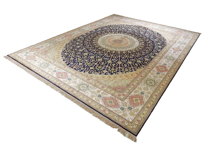 Feiner, handgeknüpfter, chinesischer Nain Orientteppich aus gesponnener Seide mit Medaillon-Design von Khademi, blau, creme, weiß. 356x274 cm. Verkauf durch Jupiter Intl.